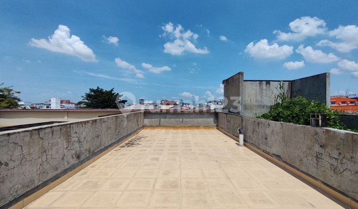 For Sale 3-Story Shophouse Near Hayam Wuruk Road School 2