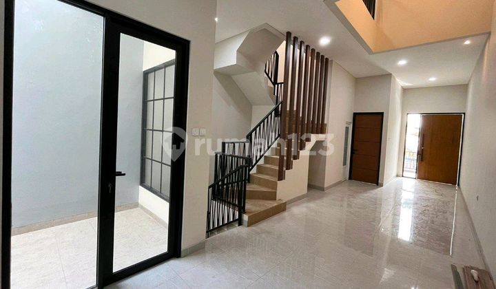Rumah Cantik Tomang Raya Baru