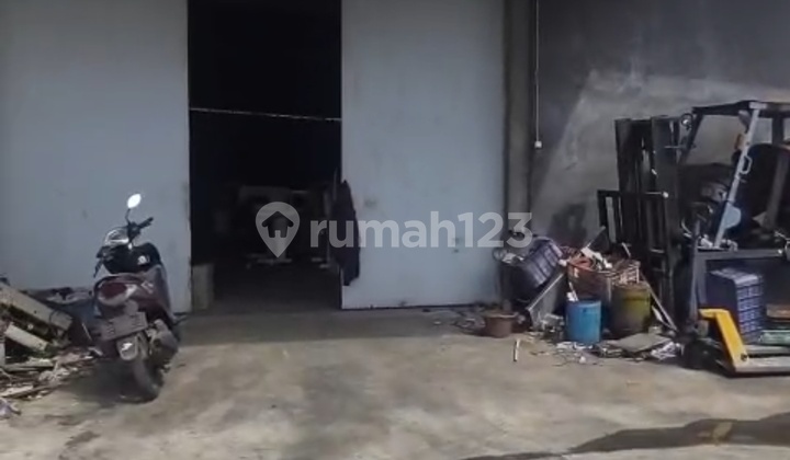 Warehouse for Sale in Cikupa, Area 1Ha, Building Size 6000M², Strategic Location in Cikupa Industrial Area, Tangerang. Contact Ingche.08777102xxxx Warehouse for Sale in Cikupa, Area 1Ha, Building Size 6000M², Strategic Location in Cikupa Industrial Area, Tangerang. Contact Ingche.08777102xxxx