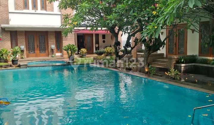 Rumah Siap Huni Ada Kolam Renang di Kemang Jakarta Selatan SHM 2