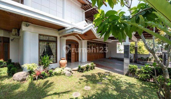 Rumah Mewah Ciumbuleuit Gaya Klasik Furnished, Asri, Di Bandung Rumah 2 Lantai Shm Bagus 2