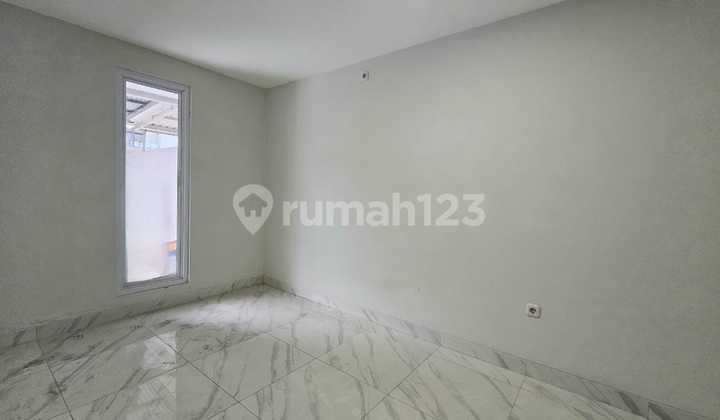 Rumah 5 Kamar Tidur Bagus Baru Direnovasi di Taman Modern di Cakung - Jakarta Timur 2