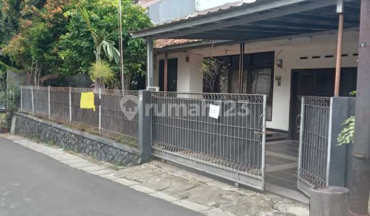 Beautiful Spacious Strategic Ready-to-Occupy House Located in Kebayoran Baru, South Jakarta. Beautiful Spacious Strategic Ready-to-Occupy House Located in Kebayoran Baru, South Jakarta.
