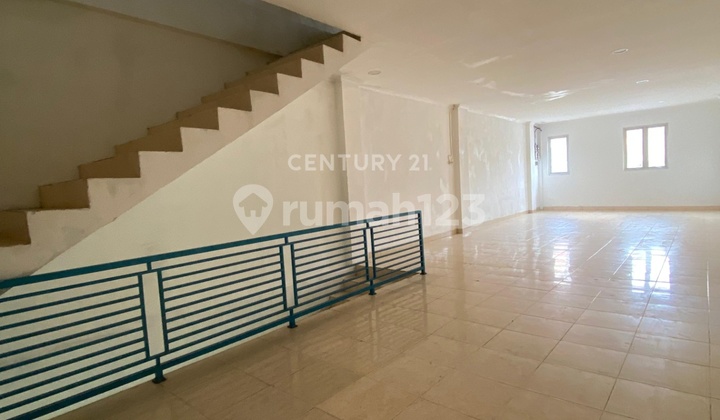 3-Storey Shop House Building Located in Kranji Bekasi Near the Station 2