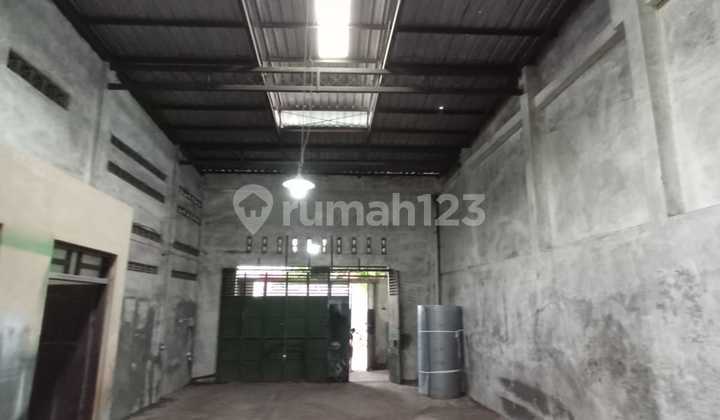 FOR RENT: WAREHOUSE LOCATED IN THE CENTER OF SEMARANG CITY, ACCESSIBLE FOR SMALL TRUCKS. 2