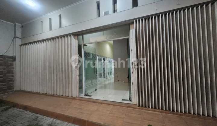 For rent, a good, wide independent shop house with a spacious parking area in downtown Semarang. 1