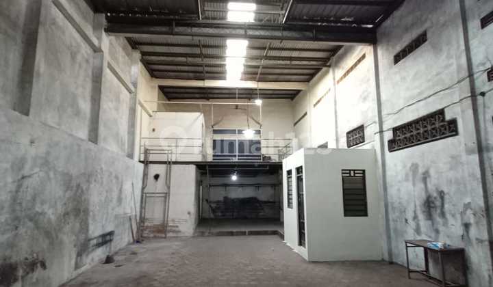 FOR RENT: WAREHOUSE LOCATED IN THE CENTER OF SEMARANG CITY, ACCESSIBLE FOR SMALL TRUCKS. 1