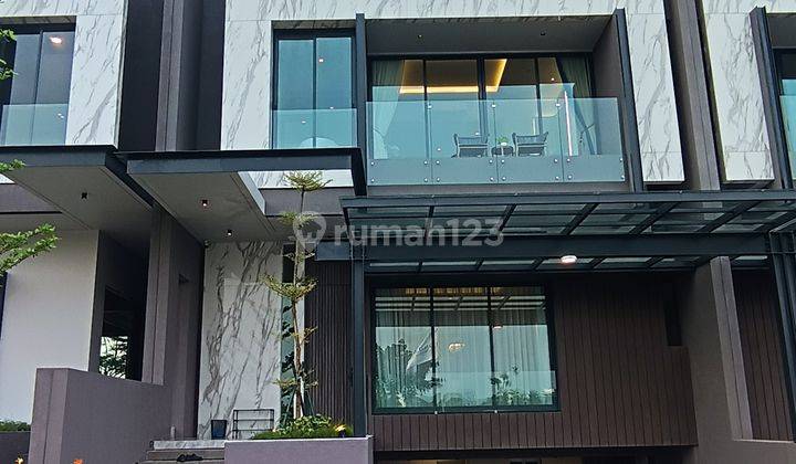 Dijual rumah Mewah exclusive 3 lantai di Citra  1