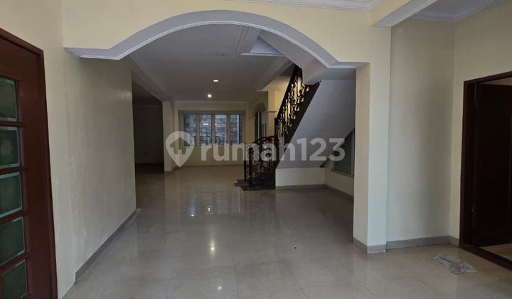 Cheap Sale Luxury House Tebet South Jakarta Wide Garage for Seven Cars Wide Road Access