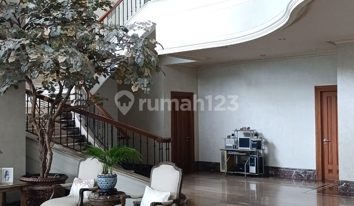 Dijual Cepat Rumah Mewah Intercon Jakarta Barat dengan Kolam Renang