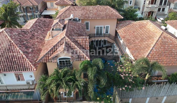 Luxury House with Swimming Pool in Beverly Golf Cluster, Lippo Karawaci 2