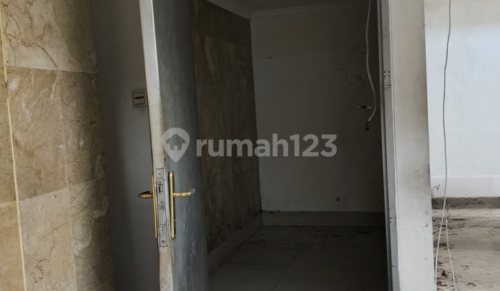 For Rent: Double Storefront Shop 1100M2 with Parking Lot. Central Jakarta, Hayam Wuruk, City of Jakpus, Main Road in Front of Transjakarta Busway Stop, Sawah Besar. 2