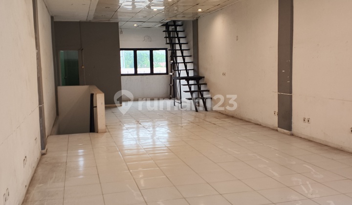 For Rent: Cempaka Putih Ruko (Shop House) on Letjend Suprapto Street, Central Jakarta (Jakpus), Spacious Parking, Near Sunter Kelapa Gading 2