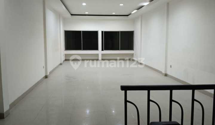 For Rent: 3-Storey Shop House on Kelapa Gading Boulevard, Strategic Location Near Pulomas Mkg Mall 2