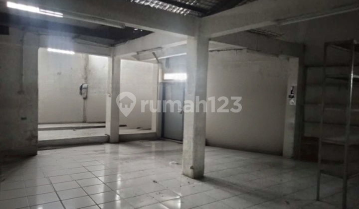 For Rent: 2-Story Shop House in Jatinegara, Formerly a Minimarket, Prime Roadside Location 2