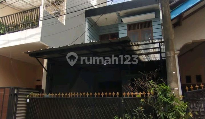 Rumah 3 Lantai Dalam Kompleks di Pondok Kelapa, Jakarta Timur