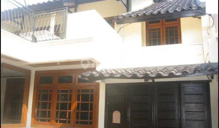 Rumah murah dua lantai, siap huni, aman, nyaman dan asri,  rumah berada di jalan Erlangga,  loaksi sangat strategis, dekat Senopati, SCBD,  semanggi, Sudirman segitiga emas Jakarta,   1