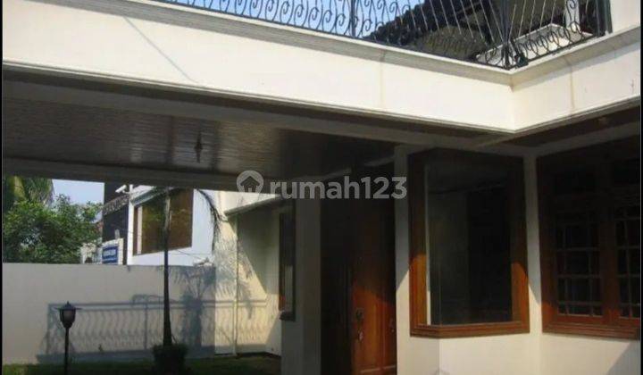 Rumah murah dua lantai, siap huni, aman, nyaman dan asri,  rumah berada di jalan Erlangga,  loaksi sangat strategis, dekat Senopati, SCBD,  semanggi, Sudirman segitiga emas Jakarta,   2