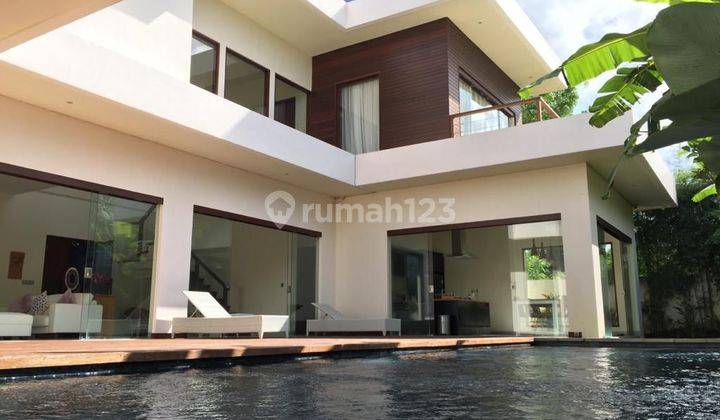 Rumah villa 2 lantai mewah dan siap huni, legalitas shm on hand,  rumah hadap Timur,  di lengkapi dengan furnish dan kolam renang private, Sehingg pembeli hanya membawa koper saja,  lokasi rumah di Toya Gangga Ungasan, Kuta Selatan,  Badung Bali 1