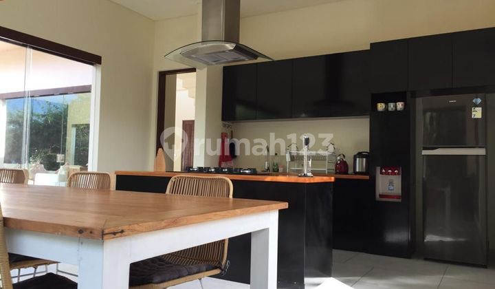 Rumah villa 2 lantai mewah dan siap huni, legalitas shm on hand,  rumah hadap Timur,  di lengkapi dengan furnish dan kolam renang private, Sehingg pembeli hanya membawa koper saja,  lokasi rumah di Toya Gangga Ungasan, Kuta Selatan,  Badung Bali 8