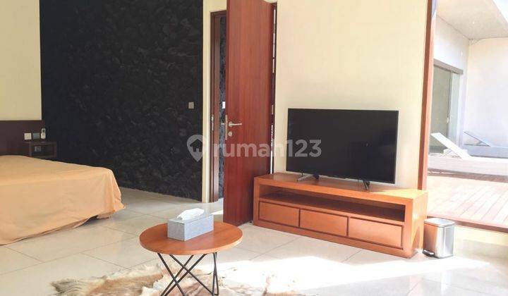 Rumah villa 2 lantai mewah dan siap huni, legalitas shm on hand,  rumah hadap Timur,  di lengkapi dengan furnish dan kolam renang private, Sehingg pembeli hanya membawa koper saja,  lokasi rumah di Toya Gangga Ungasan, Kuta Selatan,  Badung Bali 11