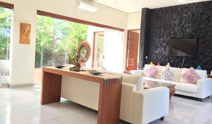 Rumah villa 2 lantai mewah dan siap huni, legalitas shm on hand,  rumah hadap Timur,  di lengkapi dengan furnish dan kolam renang private, Sehingg pembeli hanya membawa koper saja,  lokasi rumah di Toya Gangga Ungasan, Kuta Selatan,  Badung Bali 14