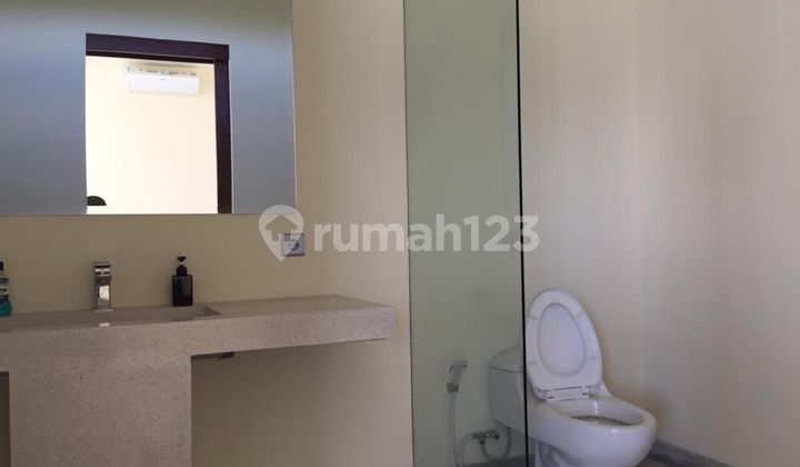 Rumah villa 2 lantai mewah dan siap huni, legalitas shm on hand,  rumah hadap Timur,  di lengkapi dengan furnish dan kolam renang private, Sehingg pembeli hanya membawa koper saja,  lokasi rumah di Toya Gangga Ungasan, Kuta Selatan,  Badung Bali 13