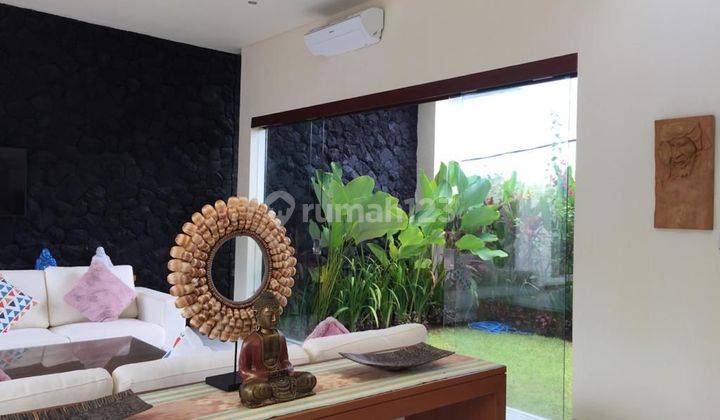 Rumah villa 2 lantai mewah dan siap huni, legalitas shm on hand,  rumah hadap Timur,  di lengkapi dengan furnish dan kolam renang private, Sehingg pembeli hanya membawa koper saja,  lokasi rumah di Toya Gangga Ungasan, Kuta Selatan,  Badung Bali 15