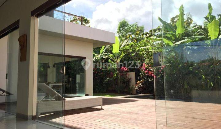 Rumah villa 2 lantai mewah dan siap huni, legalitas shm on hand,  rumah hadap Timur,  di lengkapi dengan furnish dan kolam renang private, Sehingg pembeli hanya membawa koper saja,  lokasi rumah di Toya Gangga Ungasan, Kuta Selatan,  Badung Bali 17