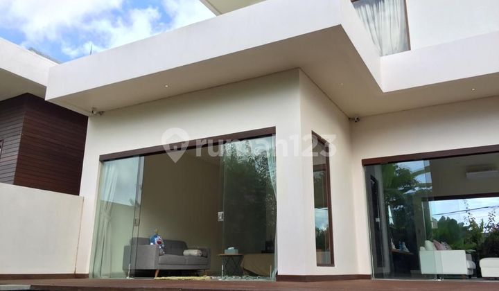 Rumah villa 2 lantai mewah dan siap huni, legalitas shm on hand,  rumah hadap Timur,  di lengkapi dengan furnish dan kolam renang private, Sehingg pembeli hanya membawa koper saja,  lokasi rumah di Toya Gangga Ungasan, Kuta Selatan,  Badung Bali 18