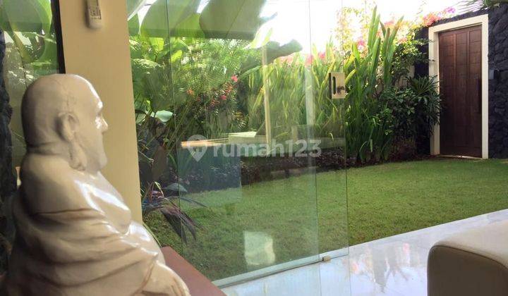 Rumah villa 2 lantai mewah dan siap huni, legalitas shm on hand,  rumah hadap Timur,  di lengkapi dengan furnish dan kolam renang private, Sehingg pembeli hanya membawa koper saja,  lokasi rumah di Toya Gangga Ungasan, Kuta Selatan,  Badung Bali 19