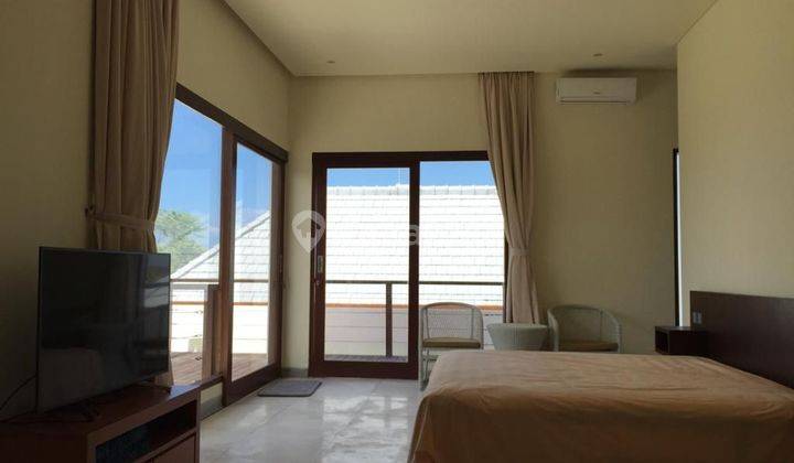 Rumah villa 2 lantai mewah dan siap huni, legalitas shm on hand,  rumah hadap Timur,  di lengkapi dengan furnish dan kolam renang private, Sehingg pembeli hanya membawa koper saja,  lokasi rumah di Toya Gangga Ungasan, Kuta Selatan,  Badung Bali 22