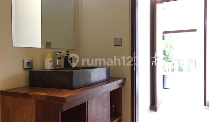 Rumah villa 2 lantai mewah dan siap huni, legalitas shm on hand,  rumah hadap Timur,  di lengkapi dengan furnish dan kolam renang private, Sehingg pembeli hanya membawa koper saja,  lokasi rumah di Toya Gangga Ungasan, Kuta Selatan,  Badung Bali 23