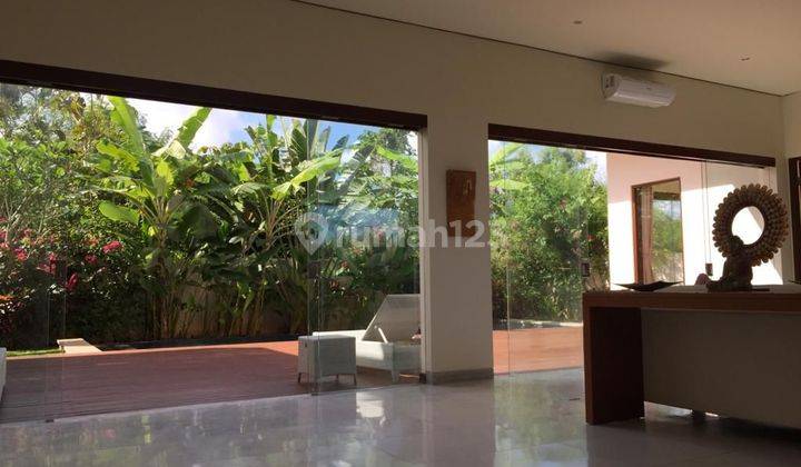 Rumah villa 2 lantai mewah dan siap huni, legalitas shm on hand,  rumah hadap Timur,  di lengkapi dengan furnish dan kolam renang private, Sehingg pembeli hanya membawa koper saja,  lokasi rumah di Toya Gangga Ungasan, Kuta Selatan,  Badung Bali 28
