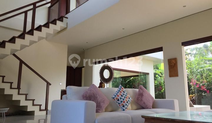 Rumah villa 2 lantai mewah dan siap huni, legalitas shm on hand,  rumah hadap Timur,  di lengkapi dengan furnish dan kolam renang private, Sehingg pembeli hanya membawa koper saja,  lokasi rumah di Toya Gangga Ungasan, Kuta Selatan,  Badung Bali 27