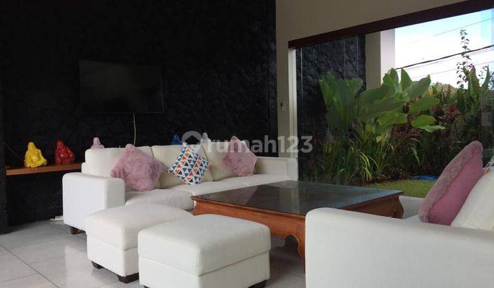 Rumah villa 2 lantai mewah dan siap huni, legalitas shm on hand,  rumah hadap Timur,  di lengkapi dengan furnish dan kolam renang private, Sehingg pembeli hanya membawa koper saja,  lokasi rumah di Toya Gangga Ungasan, Kuta Selatan,  Badung Bali 29