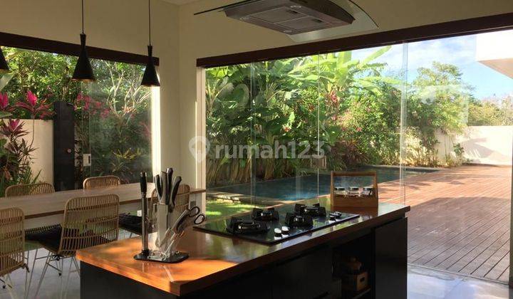 Rumah villa 2 lantai mewah dan siap huni, legalitas shm on hand,  rumah hadap Timur,  di lengkapi dengan furnish dan kolam renang private, Sehingg pembeli hanya membawa koper saja,  lokasi rumah di Toya Gangga Ungasan, Kuta Selatan,  Badung Bali 31