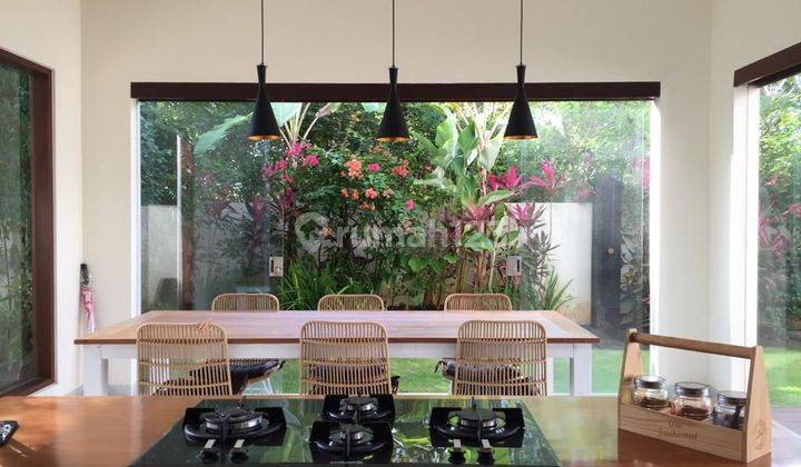 Rumah villa 2 lantai mewah dan siap huni, legalitas shm on hand,  rumah hadap Timur,  di lengkapi dengan furnish dan kolam renang private, Sehingg pembeli hanya membawa koper saja,  lokasi rumah di Toya Gangga Ungasan, Kuta Selatan,  Badung Bali 34