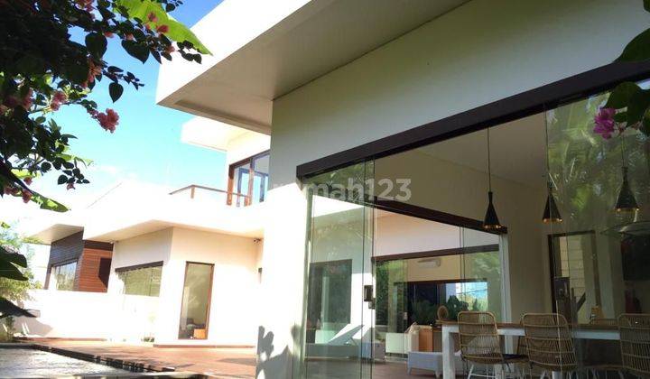 Rumah villa 2 lantai mewah dan siap huni, legalitas shm on hand,  rumah hadap Timur,  di lengkapi dengan furnish dan kolam renang private, Sehingg pembeli hanya membawa koper saja,  lokasi rumah di Toya Gangga Ungasan, Kuta Selatan,  Badung Bali 37