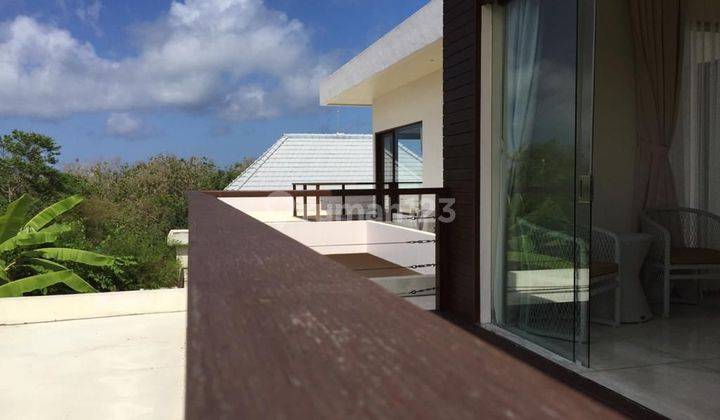 Rumah villa 2 lantai mewah dan siap huni, legalitas shm on hand,  rumah hadap Timur,  di lengkapi dengan furnish dan kolam renang private, Sehingg pembeli hanya membawa koper saja,  lokasi rumah di Toya Gangga Ungasan, Kuta Selatan,  Badung Bali 44