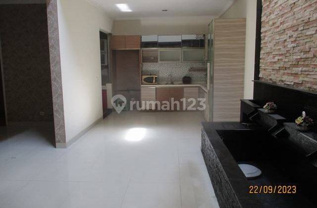 Rumah Bagus siap huni 2 lantai, semifurnish, dan Luas Bangunan 400 m2 dengan lima (5) Kamar Tidur, sudah ada kitchen set, dan rumah hadap Selatan, lokasi sangat strategis dekat pintu TOL BSD TB Simatupang, Stasiun Rawabuntu, dan dekat ke Aeon Mall dan Ice 2