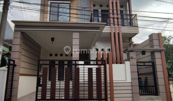 RUMAH 2 LANTAI 4 KAMAR TIDUR DEKAT KE JALAN TOLL DI BSD CITY 1