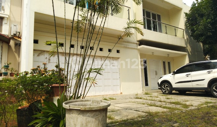 Ready-to-Live House, Spacious Rooms and Many Bedrooms Suitable for Employee Mess, Very Strategic Location in the Elite Residential Area of BSD, Location in Delatinos BSD South Tangerang. Ready-to-Live House, Spacious Rooms and Many Bedrooms Suitable for Employee Mess, Very Strategic Location in the Elite Residential Area of BSD, Location in Delatinos BSD South Tangerang.