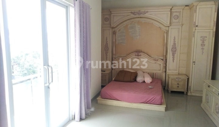 Ready-to-Live House, Spacious Rooms and Many Bedrooms Suitable for Employee Mess, Very Strategic Location in the Elite Residential Area of BSD, Location in Delatinos BSD South Tangerang. Ready-to-Live House, Spacious Rooms and Many Bedrooms Suitable for Employee Mess, Very Strategic Location in the Elite Residential Area of BSD, Location in Delatinos BSD South Tangerang.