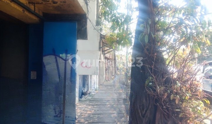 Strategic 3-Storey Shop House on Jl. Perniagaan Raya, West Jakarta 2