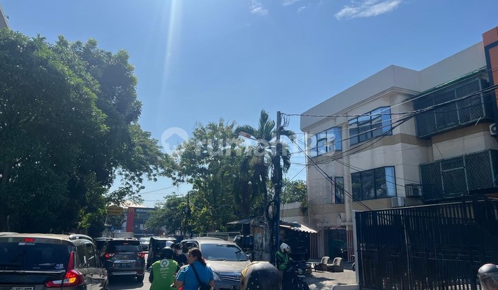 Ruko dengan 3 Lantai di Kedoya Jakarta Barat