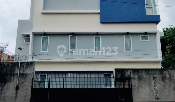 Dijual Rumah 3 Lantai di Perumahan Taman Kebon Jeruk