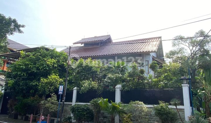 2-Story Hook House in Anggrek Rosliana, Kemanggisan 2