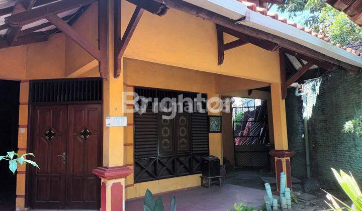 RUMAH KLASIK DENGAN 2 PINTU DEPAN DAN BELAKANG DI KUTISARI SURABAYA 2