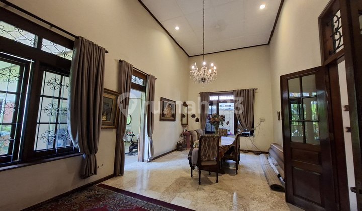 Rumah Vintage Dan Ruang Usaha Tengah Kota Daerah Pasar Kliwon